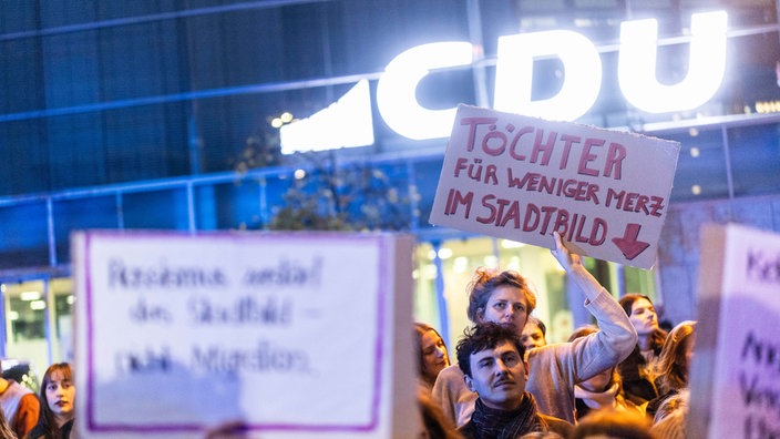 Demonstration vor CDU-Parteizentrale in Berlin gegen die "Stadtbild-"Aussage von Kanzler Friedrich Merz. 