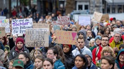 Demonstrierende halten Schildre mit Aufschriften wie "Nicht Deine Tochter", Töchter gegen (Sch)Merz" (Köln, 23.10.2025).