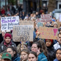 Demonstrierende halten Schildre mit Aufschriften wie "Nicht Deine Tochter", Töchter gegen (Sch)Merz" (Köln, 23.10.2025).