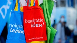 Symbolbild: Taschen mit dem Aufdruck "Demokratie leben".