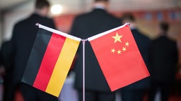 Deutsche und die chinesische Flagge. Symbolbild: Verhältnis zwischen China und Deutschland