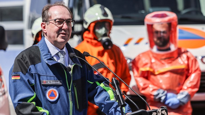 Symbolbild: Alexander Dobrindt (l, CSU), Bundesinnenminister bei seinem Besuch des Bundesamts für Bevölkerungsschutz und Katastrophenhilfe (30.04.2026).