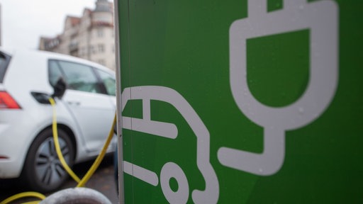 Ein E-Auto an einer Ladesäule