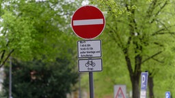 Symbolbild: Ein Durchfahrt-Verboten-Schild, das nur morgens zu Schulbeginn-Zeiten gilt.