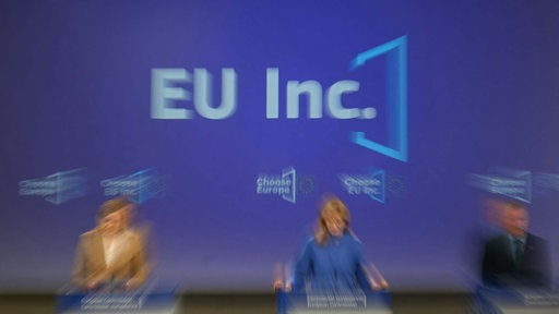 Symbolbild: Schriftzug "EU-Inc" auf einem Podium.
