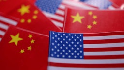 Symbolbild: Chinesischen und us-amerikanischen Nationalflaggen.