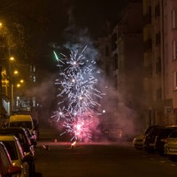 Symbolbild: Eine Feuerwerk zwischen Autos und Mehrfamilienhäusern auf einer Straße in Leipzig (2025).