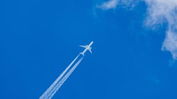 Symbolbild: Flugzeug am Himmel