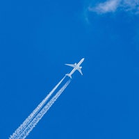 Symbolbild: Flugzeug am Himmel