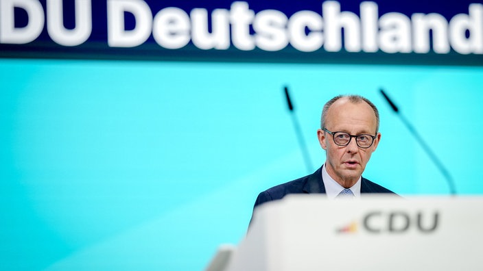 Bundeskanzler Friedrich Merz in der Parteitagshalle der CDU in Stuttgart.