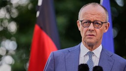 Bundeskanzler Friedrich Merz äußert sich am Freitag, dem 24. Juli 2026, im Bundeskanzleramt in Berlin gegenüber Medienvertretern zu geplanten personellen Veränderungen in seinem Kabinett.