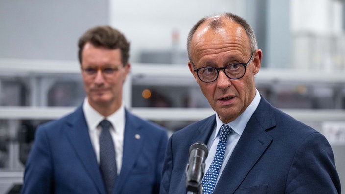 Bundeskanzler Friedrich Merz (CDU, r) und NRW-Minister Hendrik Wüst (CDU, l)
