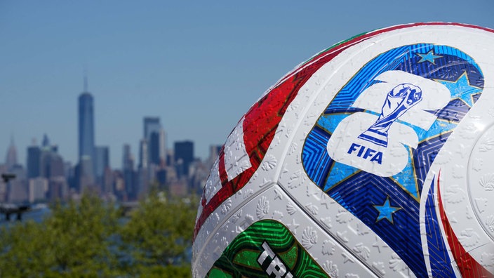 Ein großer Fußball im New Yorker Stadtteil Staten Island vor dem Hintergrund von Lower Manhattan. 