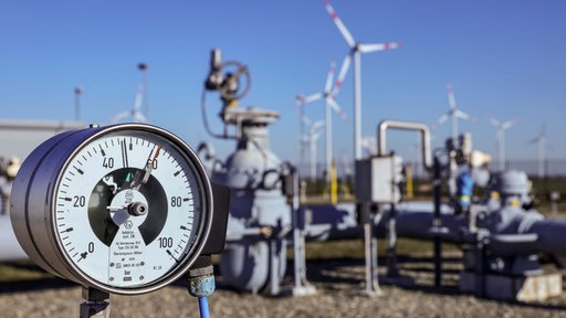 Symbolbild: Ein Manometer zeigt den Druck im Erdgasnetz auf dem Gelände des Untergrund-Gasspeichers der VNG AG an (2022).