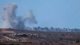 Rauchsäulen über dem Gazastreifen (Blick von dre israelischen Grenze, 16.09.2025).