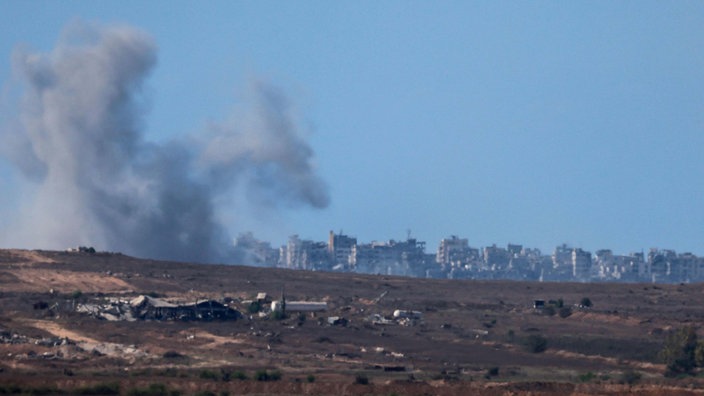 Rauchsäulen über dem Gazastreifen (Blick von dre israelischen Grenze, 16.09.2025).