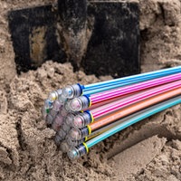 Glasfaserkabel liegen auf einer Baustelle