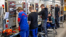 Symbolbild: Jugendliche in einem Ausbildungszentrum bei der Ausbildung zum Elektriker.