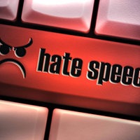 Tastatur mit Tast "hate speech"