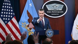Pete Hegseth bei einre PK anlässlich des Angriffs der USA auf den Iran (02.03.2026).