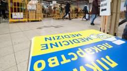Hilfsgüter auf Rollwagen in der Sammelstelle des Blau-Gelben-Kreuz in Köln am 05.03.2022.