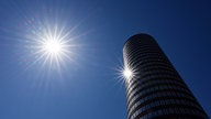 Symbolbild: Die Sonne spiegelt sich in der Glasfassade des JenTowers.