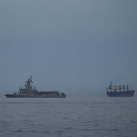  Ein Schiff der Marine der Vereinigten Arabischen Emirate patrouilliert neben Frachtschiffen und Öltankern in der Straße von Hormus (11.03.2026).