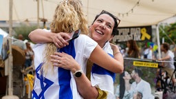 Menschen in Israel feiern den Druchbruch in den Gaza-Verhandlungen.