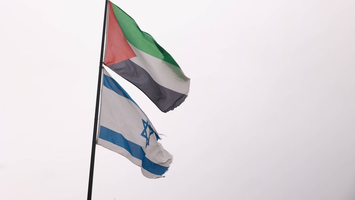 Symbolbild: Die palästinensische und israelische Fahne an einem Fahnenmast