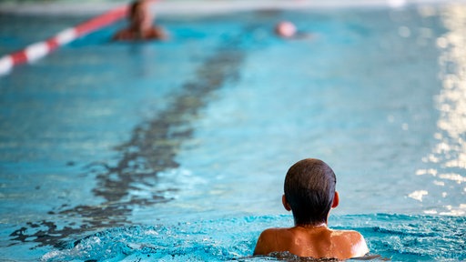 Symbolbild: Ein Aachener Bündnis bietet Extra-Schwimmunterricht an.