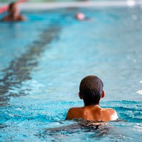 Symbolbild: Ein Aachener Bündnis bietet Extra-Schwimmunterricht an.