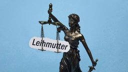 Justitia und Schriftzug Leihmutter