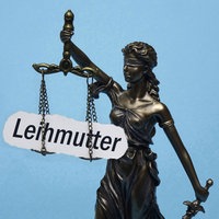 Justitia und Schriftzug Leihmutter