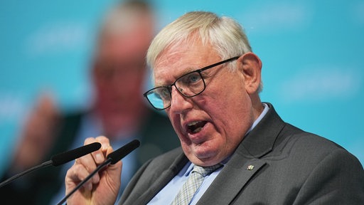 Karl-Josef Laumann Minister für Arbeit, Gesundheit und Soziales von Nordrhein-Westfalen und stellvertrtetender Vorstizender der CDU, spricht beim Bundesparteitag der CDU am 03.02.2025.