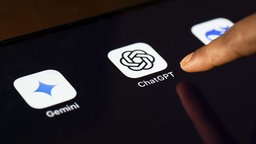 Symbolbild: Eine Person tippt auf das Icon "ChatGPT" auf einem Smartphone-Display.