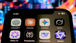 Ein Smartphone zeigt Icons von bekannten KI-Apps.