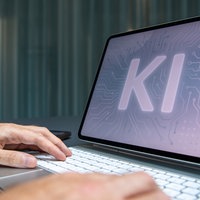 Ein Mann nutzt einen KI-Assistenten auf einem iPad  (Illustration)