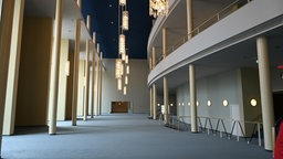 Blick in den Gang der Kölner Oper am 22.07.2026, kurz vor Fertigstellung der Sanierungsarbeiten.