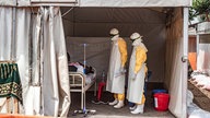 Symbolbild: Mitarbeiter der Hilfsorganisation Ärzte ohne Grenzen (MSF) arbeiten in der Provinz Ituri im Einsatz gegen die Ebola-Epidemie. (12.06.2026).
