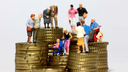 Symbolbild: Miniatur Figuren aller Altersgruppen stehen auf Münzstapeln