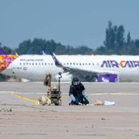 Einsatzkraft mit Schutzanzug an der unbekannten Drohne auf dem Leipziger Flughafen (05.08.2026).
