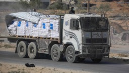 Ein LKW mit Hilfslieferung in Deir el-Balah im Gazastreifen rollt über eine Straße. 