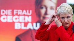 Manuela Schwesig (SPD), die Ministerpräsidentin von Mecklenburg-Vorpommern und Spitzenkandidatin für die Landtagswahl, enthüllt ein neues Wahlplakat mit dem Slogan "Die Frau gegen blau" als Reaktion auf die Wahlergebnisse in Sachsen-Anhalt. 