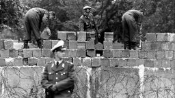 Archivbild: Grenzsoldaten errichten die Mauer unter Aufsicht der Volkspolizei (Berlin, 13.08.1961).