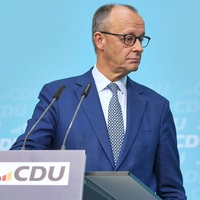 Archivbild: Friedrich Merz auf einem Podium mit CDU-Logo (20.10.2025)