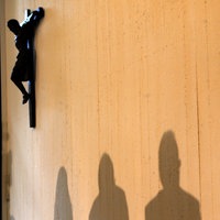 Pressekonferenz der Deutschen Bischofskonferenz, Schatten der Protagonisten bei der Vorstellung der Missbrauchsleitlinien der katholischen Kirche