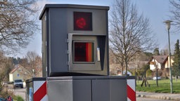 Ein mobiler Blitzer steht am Strassenrand.