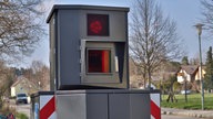 Ein mobiler Blitzer steht am Strassenrand.
