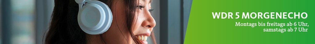 Eine Frau mit Kopfhörern steht mit einem Heißgetränk in der Hand am Fenster. Neben ihr der Schriftzug: WDR 5 Morgenecho. Montags bis freitags ab 6 Uhr, samstags ab 7 Uhr."