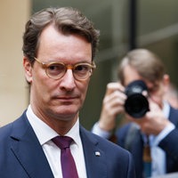 NRW-Ministerpräsident Hendrik Wüst (CDU) am 08.05.2026 vor dem Bundesratsgebäude